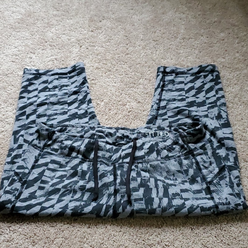 💚💚 black and grey danskin now athletic capri